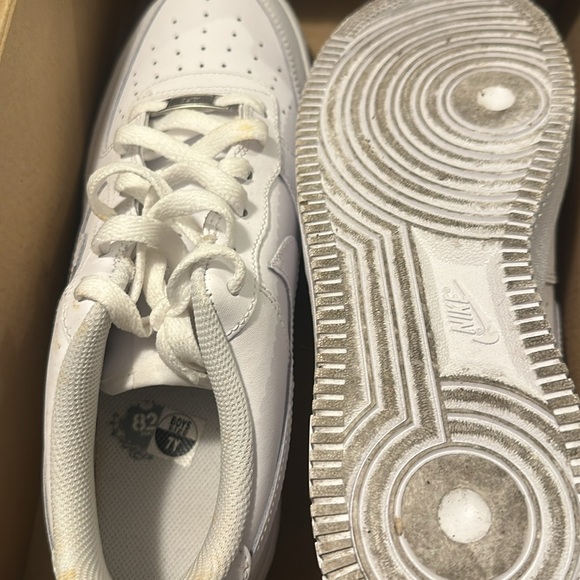 Nike worn once very light wear some small stains barely can see them - Picture 3 of 6